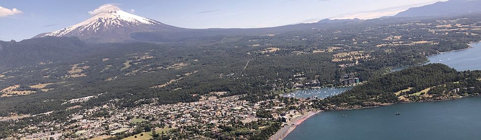 ciudad de Pucón al pie del Volcán Villarrica